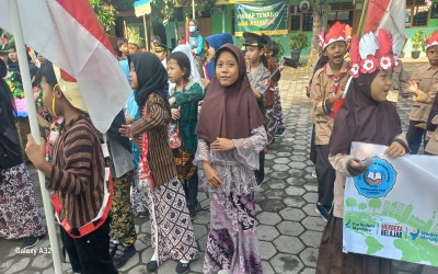 Pawai Semarakkan Hari Pahlawan, SDN Gamol Promosikan Gaya Hidup Berkelanjutan